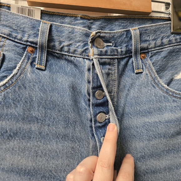 Levi's 501® Women's Mid Thigh Shorts 85833-0002 in Denim - Picture 3 of 10